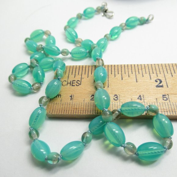 Uranium glass bead Necklace - Picture 7 of 10